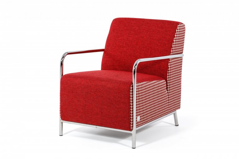 Pohodlné křeslo s prvky funkcionalismu
