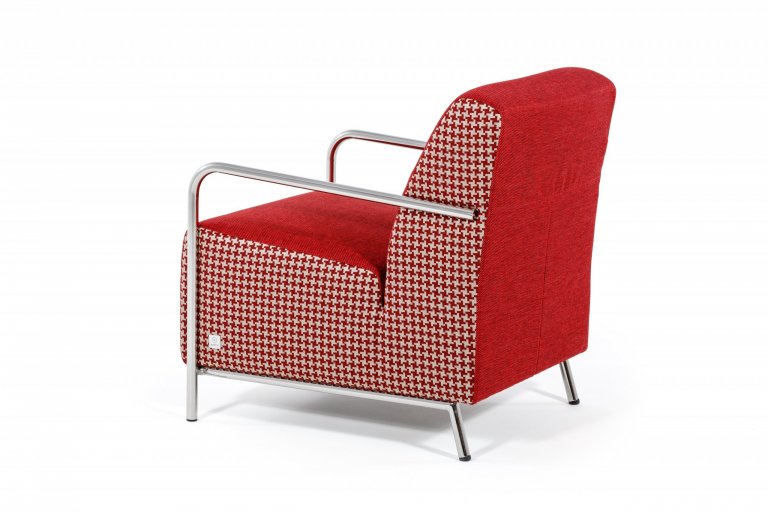 Pohodlné křeslo s prvky funkcionalismu
