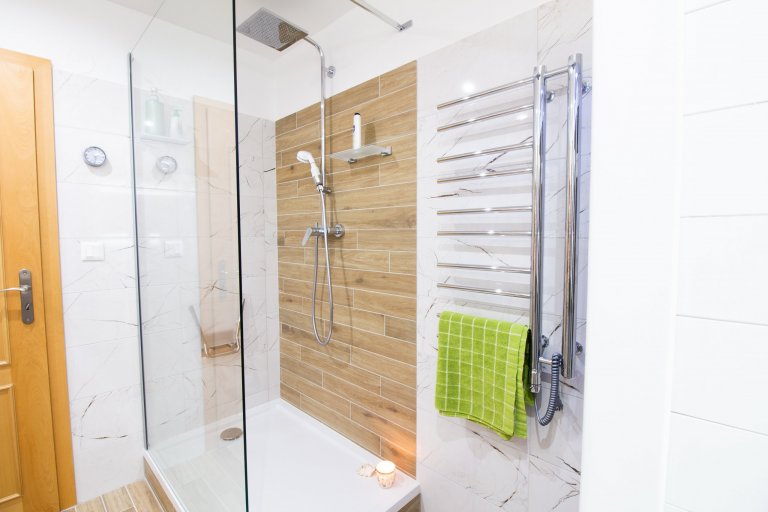 Náročná rekonstrukce koupelny se dočkala krásného výsledku.

Původní stav koupelny nevyhovoval novým majitelům a bylo nutné přistoupit k celkové rekonstrukci…