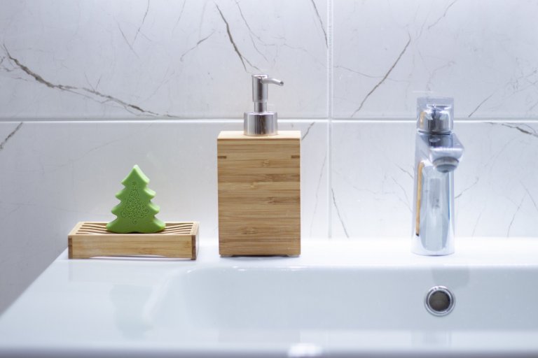 Náročná rekonstrukce koupelny se dočkala krásného výsledku.

Původní stav koupelny nevyhovoval novým majitelům a bylo nutné přistoupit k celkové rekonstrukci…