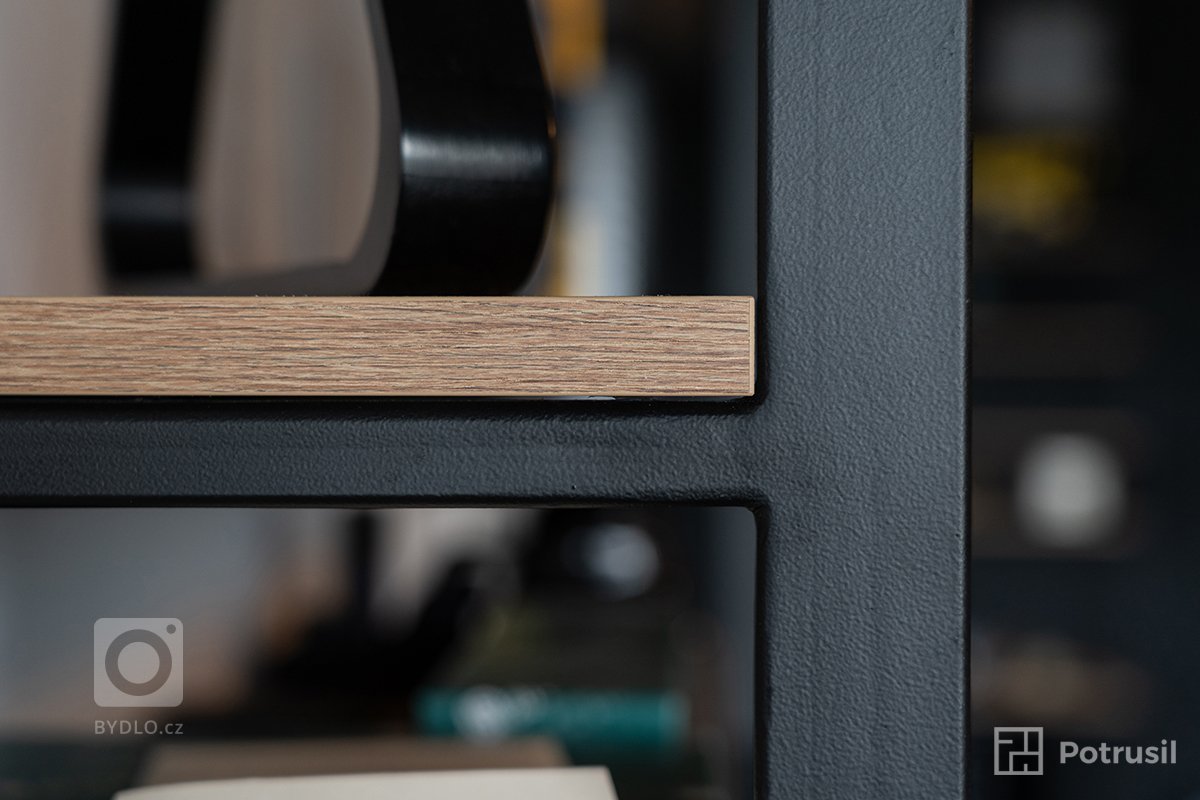 Další povedený interiér dokončila Markéta z našeho interiérového studia v Praze.

Zadání bylo navrhnout moderní pánský interiér s použitím kovových konstrukcí…