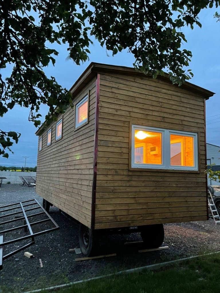 Zakázka měla být původně realizována jako prostor určený pro čtyři osoby. V průběhu stavby se však majitel rozhodl změnit plány a vytvořit z maringotky…