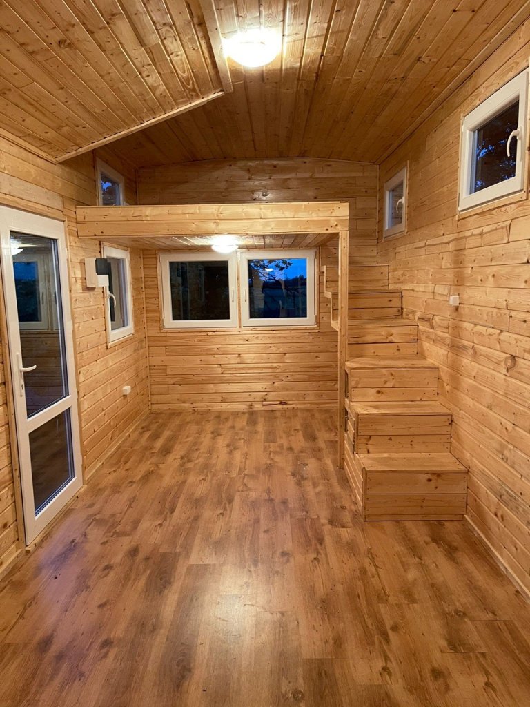 Zakázka měla být původně realizována jako prostor určený pro čtyři osoby. V průběhu stavby se však majitel rozhodl změnit plány a vytvořit z maringotky…