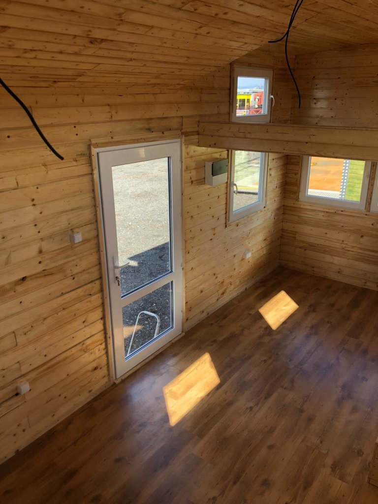 Zakázka měla být původně realizována jako prostor určený pro čtyři osoby. V průběhu stavby se však majitel rozhodl změnit plány a vytvořit z maringotky…