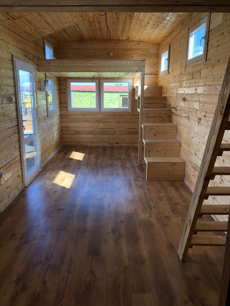 Zakázka měla být původně realizována jako prostor určený pro čtyři osoby. V průběhu stavby se však majitel rozhodl změnit plány a vytvořit z maringotky…