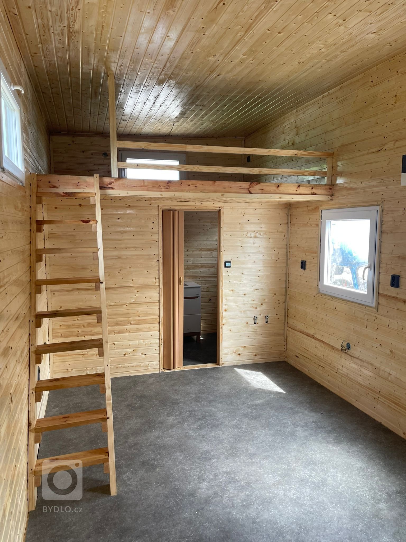 Velkorysý prostor se dvěma patry na spaní, koupelnou, multifunkční místností vespod. Stavba má přípravu na umístění kuchyňské linky podle výběru zákazníka.…