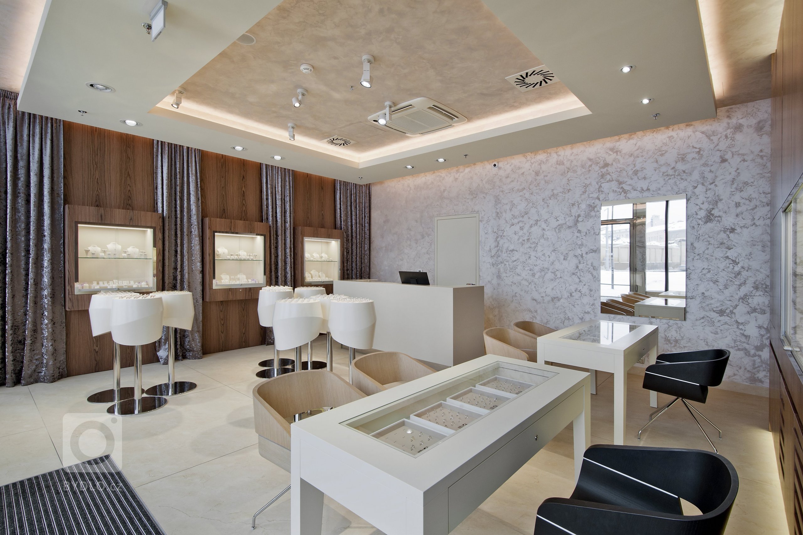 Komerční realizace pro klienta v Brně. Použita byla alpi dýha, corian a lakované prvky. Realizováno společně se studiem De.fakto.
