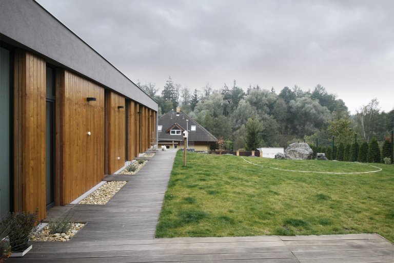 Navrhovaný objekt je citlivě zasazen do území, dbá na pozitivní využití výrazné morfologie pozemku a snaží se být pokorný k místu i okolí. Výrazně svažitý…