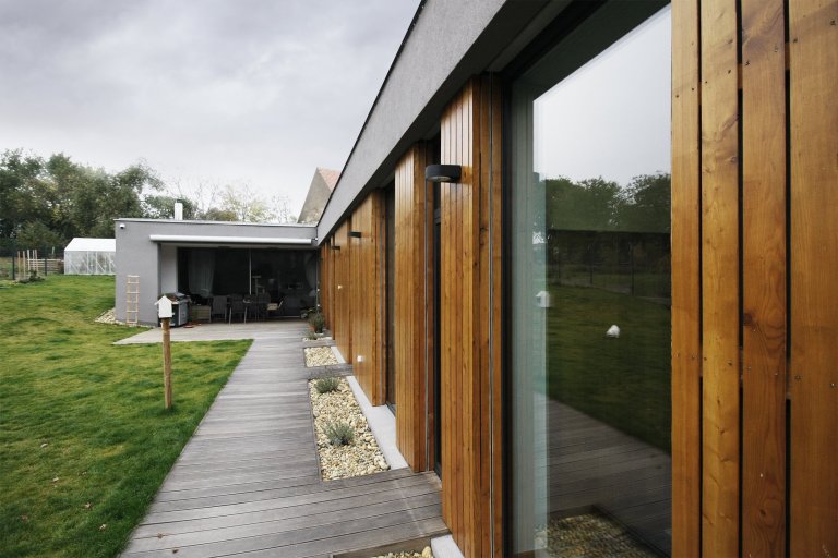 Navrhovaný objekt je citlivě zasazen do území, dbá na pozitivní využití výrazné morfologie pozemku a snaží se být pokorný k místu i okolí. Výrazně svažitý…