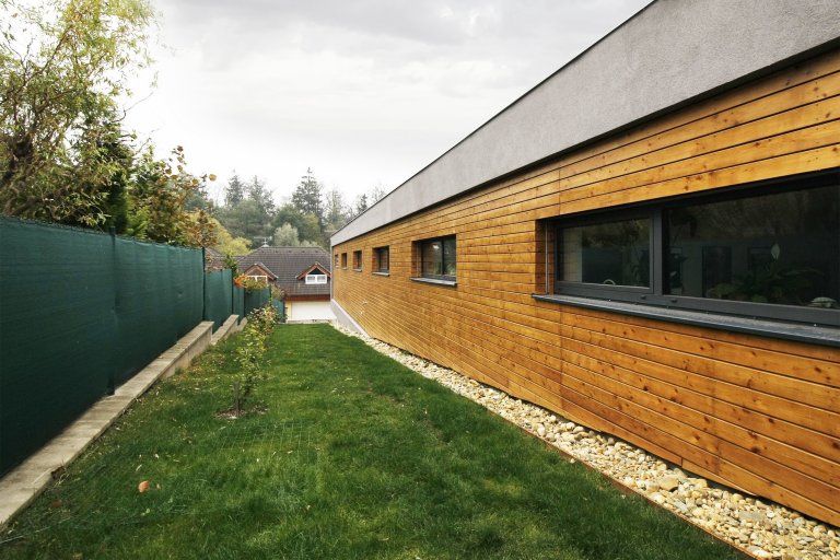 Navrhovaný objekt je citlivě zasazen do území, dbá na pozitivní využití výrazné morfologie pozemku a snaží se být pokorný k místu i okolí. Výrazně svažitý…