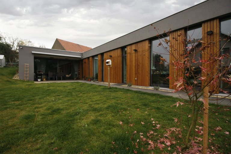 Navrhovaný objekt je citlivě zasazen do území, dbá na pozitivní využití výrazné morfologie pozemku a snaží se být pokorný k místu i okolí. Výrazně svažitý…