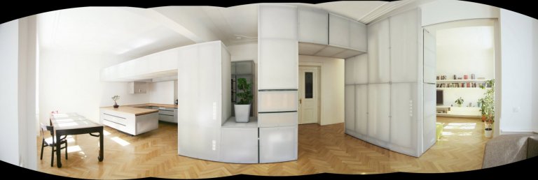 V době svého vzniku byl v prvním patře secesního činžovního domu jeden byt. V éře komunismu brutálně a necitlivě rozdělen na tři jednotky. Klient koupil tato…