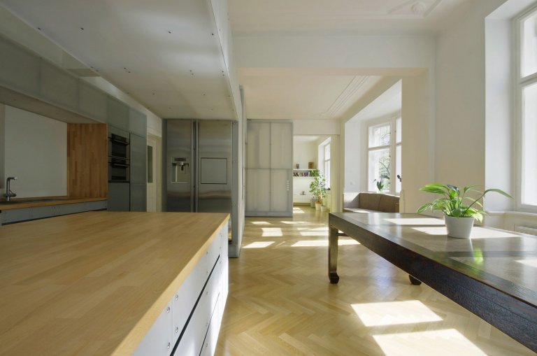 V době svého vzniku byl v prvním patře secesního činžovního domu jeden byt. V éře komunismu brutálně a necitlivě rozdělen na tři jednotky. Klient koupil tato…