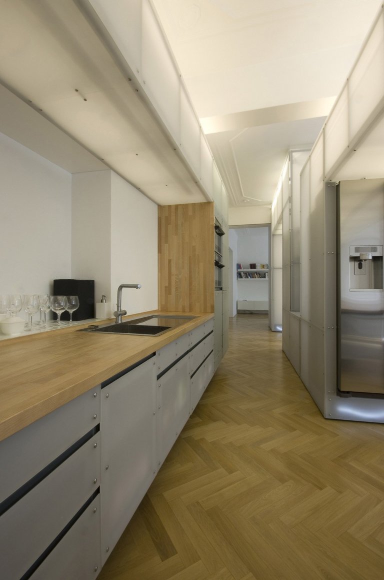 V době svého vzniku byl v prvním patře secesního činžovního domu jeden byt. V éře komunismu brutálně a necitlivě rozdělen na tři jednotky. Klient koupil tato…