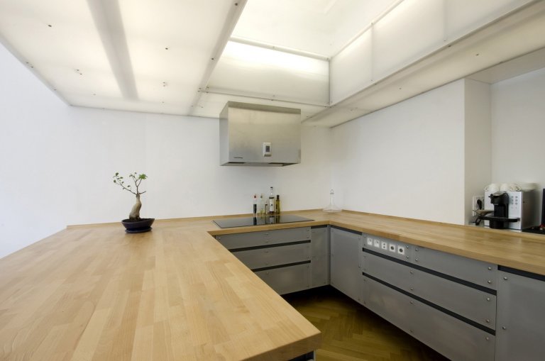 V době svého vzniku byl v prvním patře secesního činžovního domu jeden byt. V éře komunismu brutálně a necitlivě rozdělen na tři jednotky. Klient koupil tato…