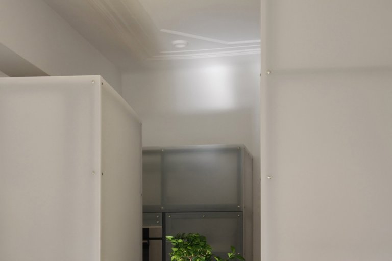 V době svého vzniku byl v prvním patře secesního činžovního domu jeden byt. V éře komunismu brutálně a necitlivě rozdělen na tři jednotky. Klient koupil tato…