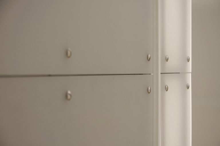 V době svého vzniku byl v prvním patře secesního činžovního domu jeden byt. V éře komunismu brutálně a necitlivě rozdělen na tři jednotky. Klient koupil tato…