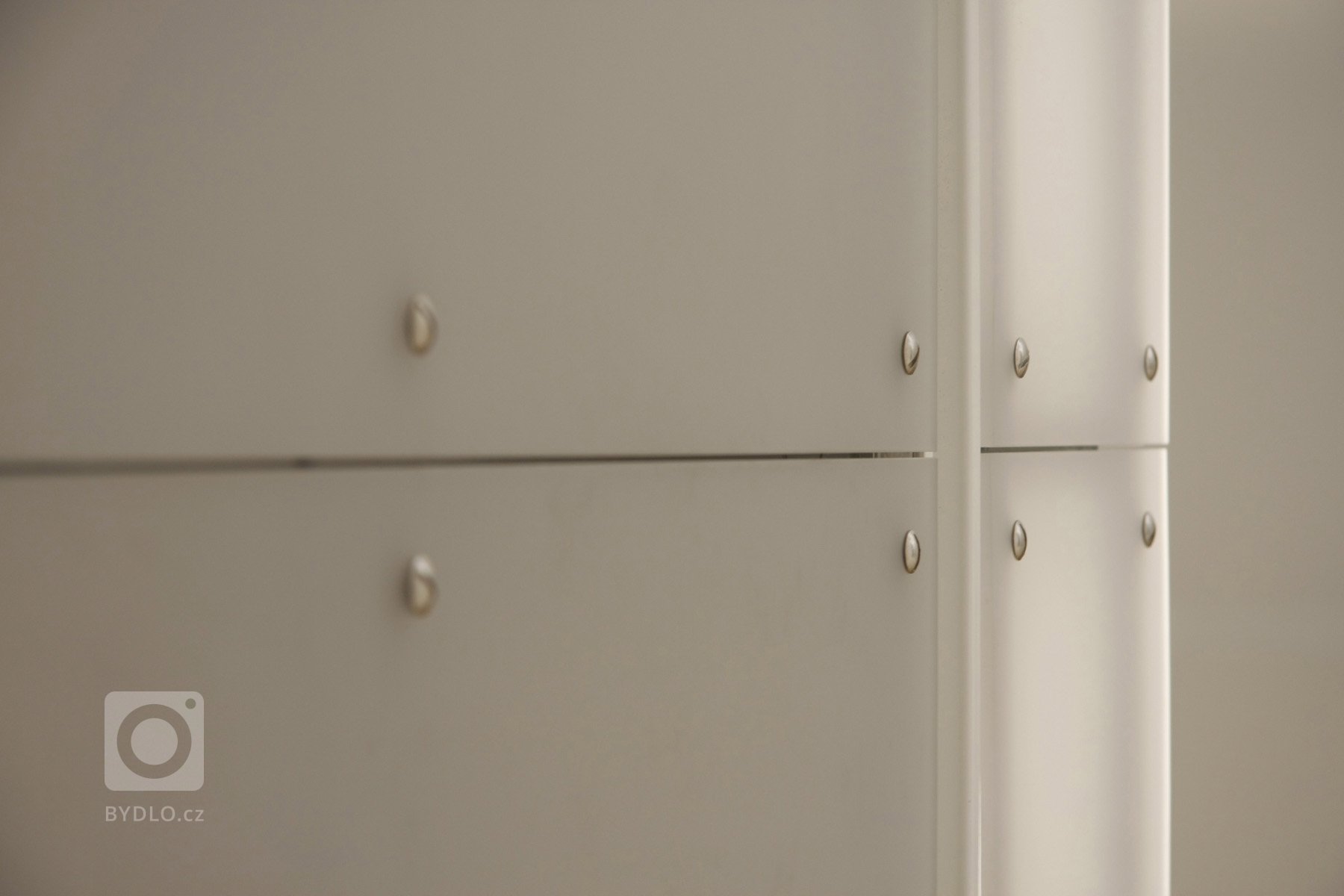 V době svého vzniku byl v prvním patře secesního činžovního domu jeden byt. V éře komunismu brutálně a necitlivě rozdělen na tři jednotky. Klient koupil tato…