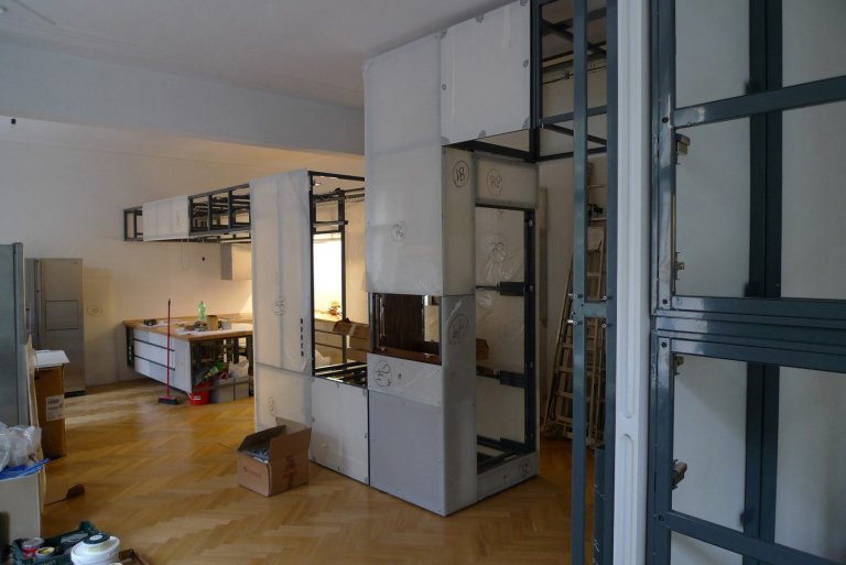 V době svého vzniku byl v prvním patře secesního činžovního domu jeden byt. V éře komunismu brutálně a necitlivě rozdělen na tři jednotky. Klient koupil tato…