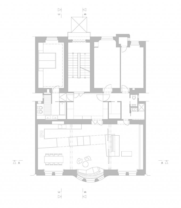 V době svého vzniku byl v prvním patře secesního činžovního domu jeden byt. V éře komunismu brutálně a necitlivě rozdělen na tři jednotky. Klient koupil tato…