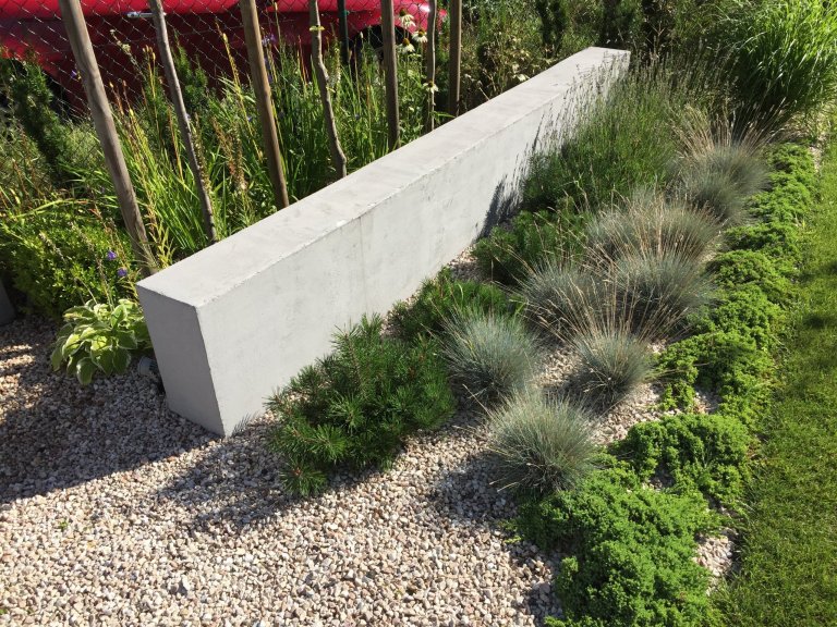 Přední část zahrady jako reprezentativní část je uzavřena v pravidelných rámech. Geometrické podíly zdůrazňují jednoduchost a eleganci, nepřitlačujíc…