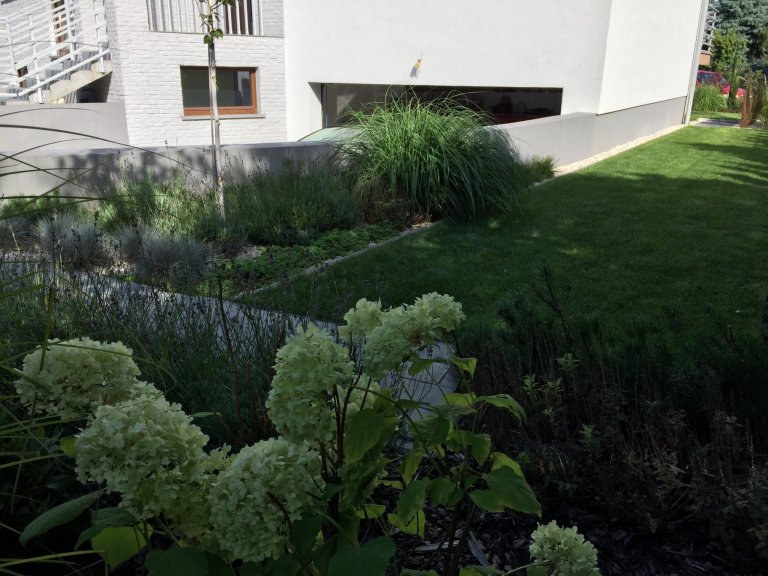 Přední část zahrady jako reprezentativní část je uzavřena v pravidelných rámech. Geometrické podíly zdůrazňují jednoduchost a eleganci, nepřitlačujíc…