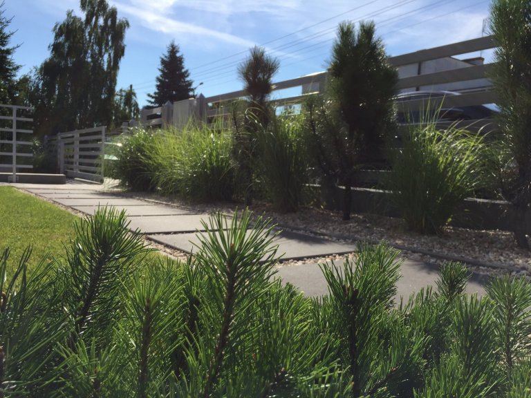 Přední část zahrady jako reprezentativní část je uzavřena v pravidelných rámech. Geometrické podíly zdůrazňují jednoduchost a eleganci, nepřitlačujíc…