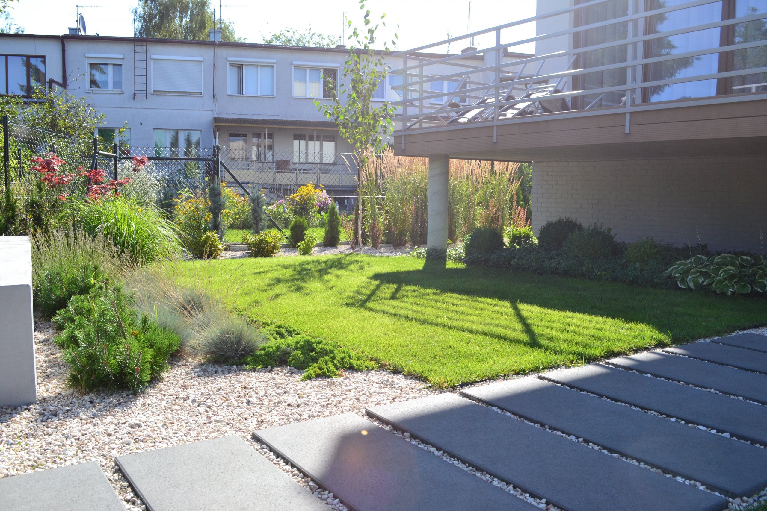 Přední část zahrady jako reprezentativní část je uzavřena v pravidelných rámech. Geometrické podíly zdůrazňují jednoduchost a eleganci, nepřitlačujíc…