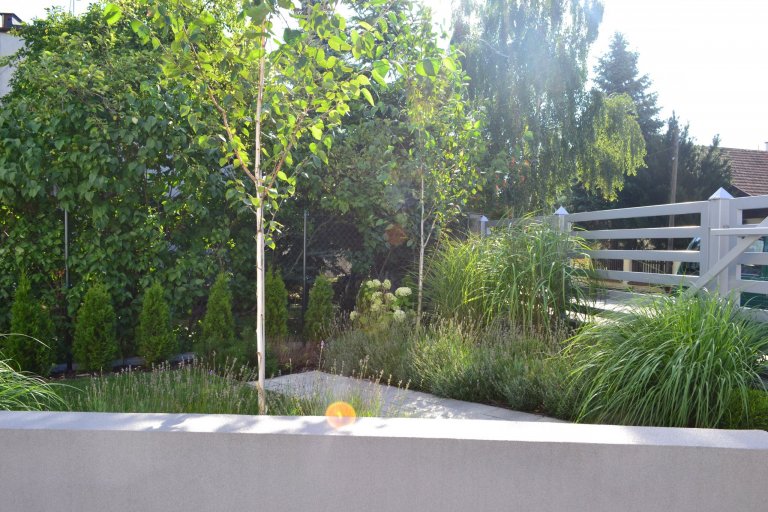 Přední část zahrady jako reprezentativní část je uzavřena v pravidelných rámech. Geometrické podíly zdůrazňují jednoduchost a eleganci, nepřitlačujíc…