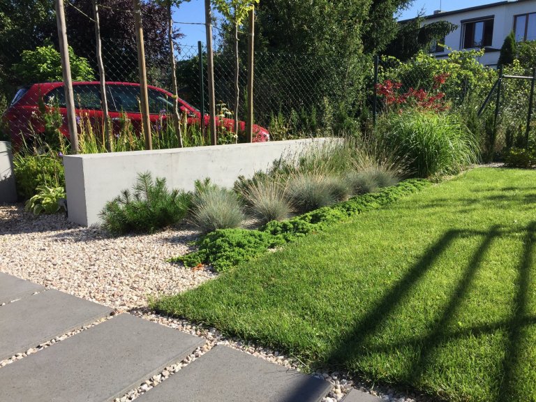 Přední část zahrady jako reprezentativní část je uzavřena v pravidelných rámech. Geometrické podíly zdůrazňují jednoduchost a eleganci, nepřitlačujíc…