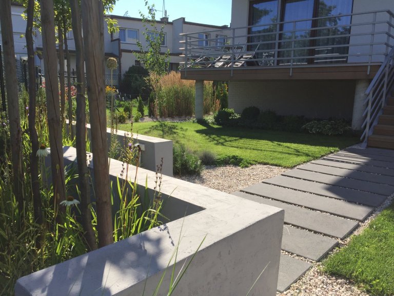 Přední část zahrady jako reprezentativní část je uzavřena v pravidelných rámech. Geometrické podíly zdůrazňují jednoduchost a eleganci, nepřitlačujíc…