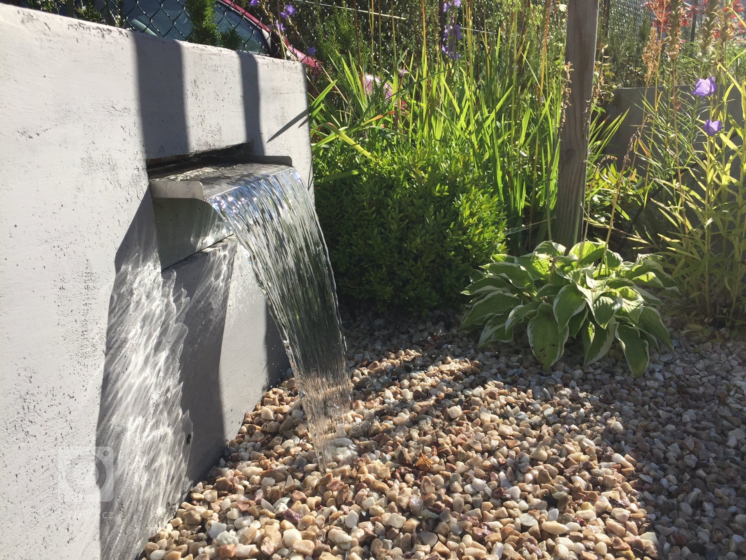 Přední část zahrady jako reprezentativní část je uzavřena v pravidelných rámech. Geometrické podíly zdůrazňují jednoduchost a eleganci, nepřitlačujíc…