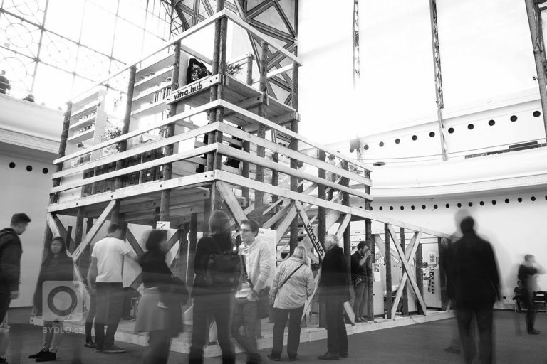 Dočasná instalace pro designblok. Vitra Hub je živoucí kreativní prostor, který voní jídlem, zní hudbou a tepe v rytmu návrhářského studia. Své ateliéry zde na…