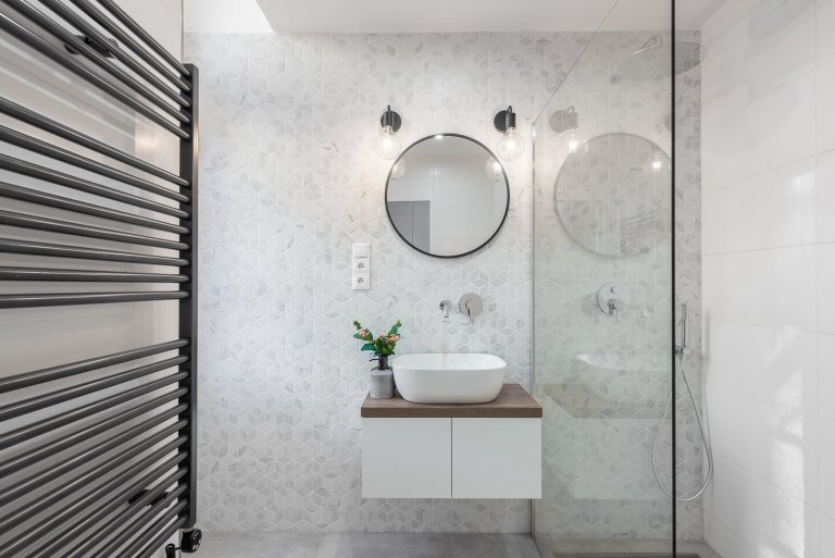 Byt pro rodinu žijící částečně v zahraničí a částečně v ČR. Když je rodina v cizině, byt slouží jako Airbnb apartmán, z toho vycházelo částečně i zařízení a…