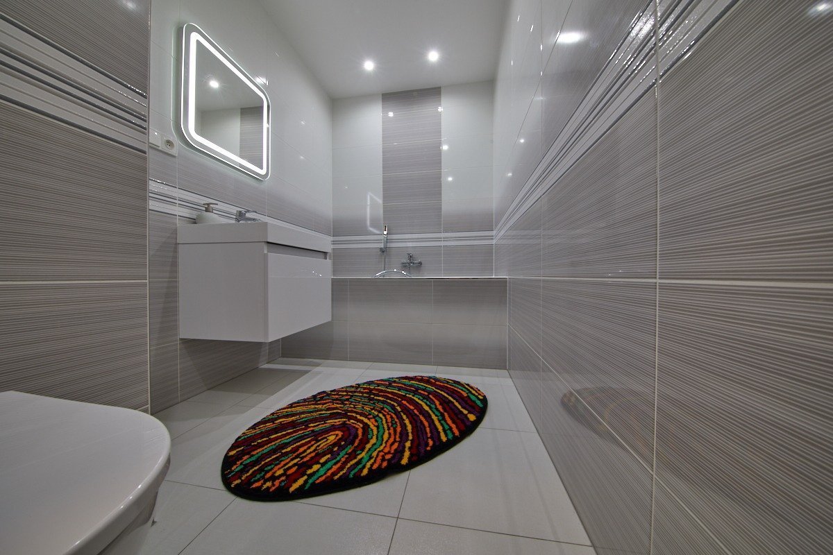 Klient Honza už dlouho plánoval rekonstrukci bytového jádra. Nebyl si jistý dispozicí koupelny a výběrem materiálů a barev, proto&nbsp;oslovil designérku Dášu…