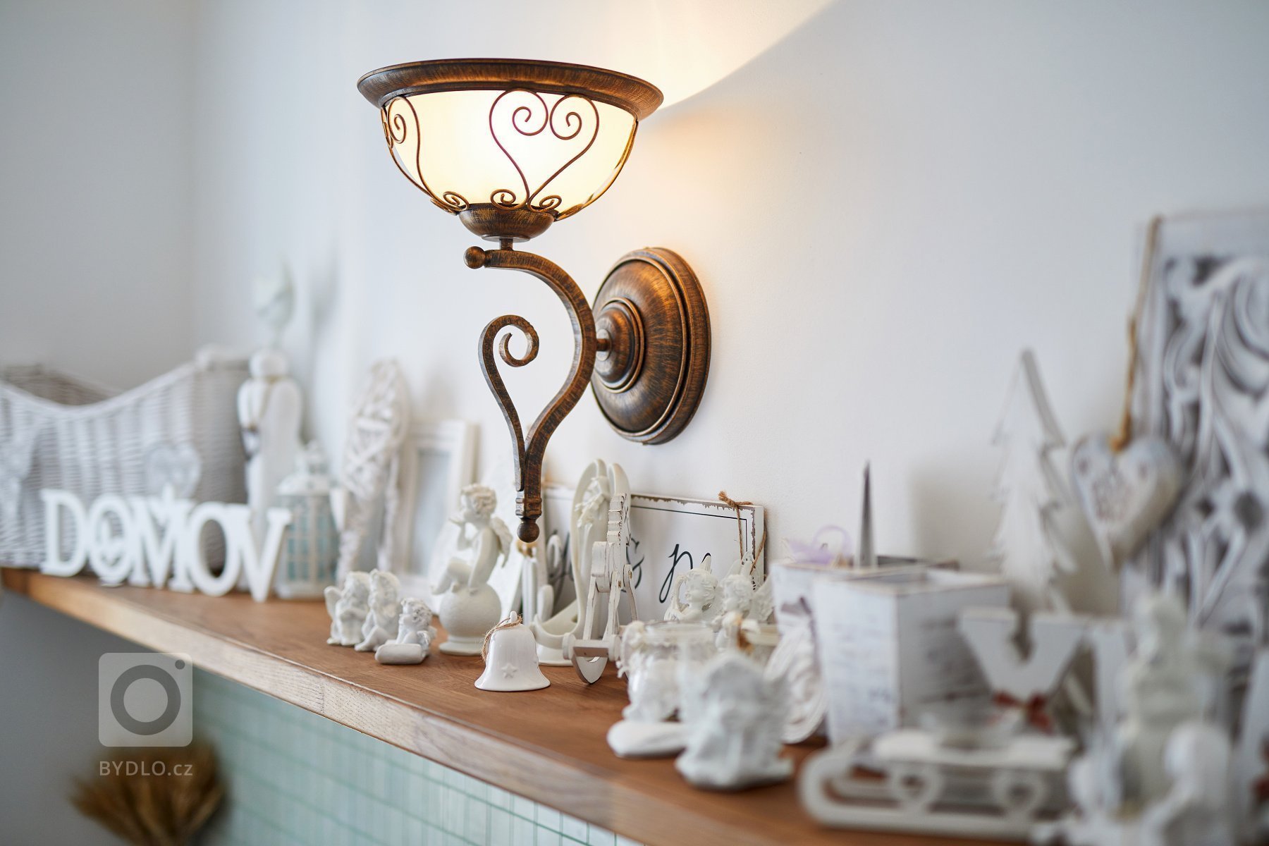 Koupě většího zděného bytu před rekonstrukcí s&nbsp;dominantními, téměř 100 let starými kachlovými kamny byla pro mé klienty jak velkou výzvou, tak zároveň i…