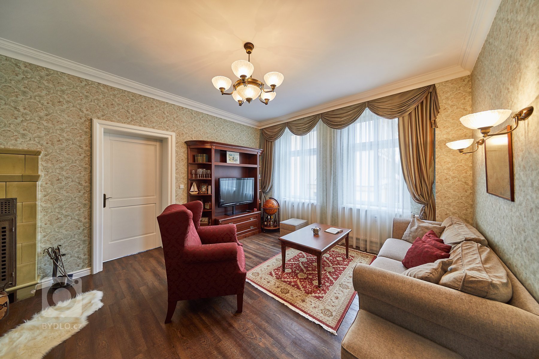 Koupě většího zděného bytu před rekonstrukcí s&nbsp;dominantními, téměř 100 let starými kachlovými kamny byla pro mé klienty jak velkou výzvou, tak zároveň i…