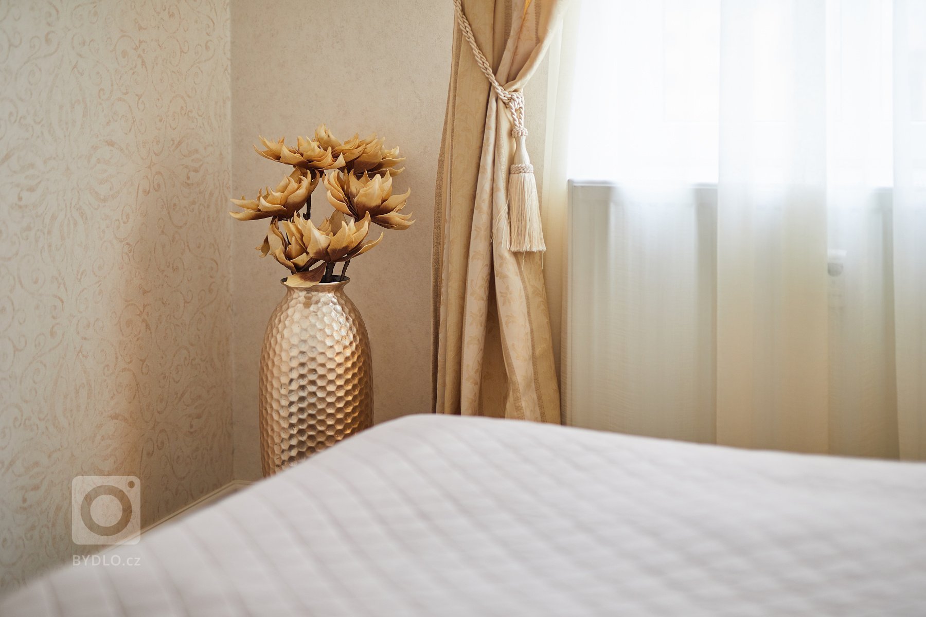 Koupě většího zděného bytu před rekonstrukcí s&nbsp;dominantními, téměř 100 let starými kachlovými kamny byla pro mé klienty jak velkou výzvou, tak zároveň i…