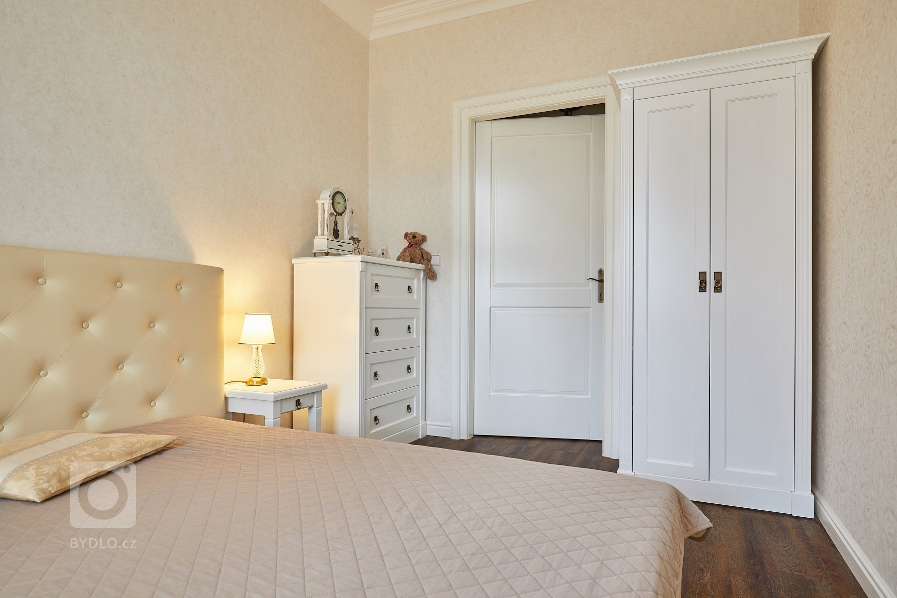 Koupě většího zděného bytu před rekonstrukcí s&nbsp;dominantními, téměř 100 let starými kachlovými kamny byla pro mé klienty jak velkou výzvou, tak zároveň i…