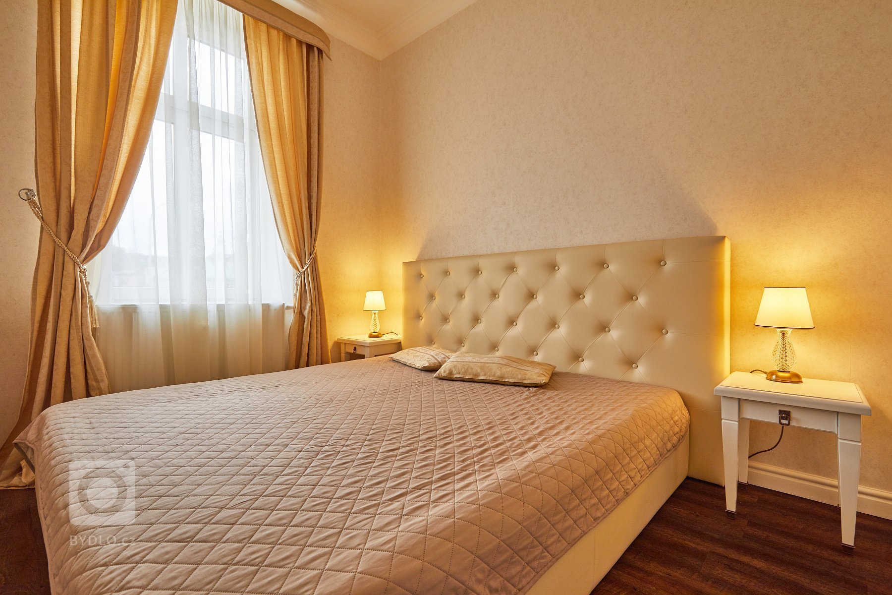 Koupě většího zděného bytu před rekonstrukcí s&nbsp;dominantními, téměř 100 let starými kachlovými kamny byla pro mé klienty jak velkou výzvou, tak zároveň i…