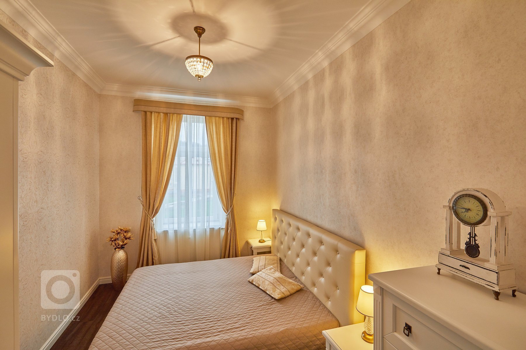 Koupě většího zděného bytu před rekonstrukcí s&nbsp;dominantními, téměř 100 let starými kachlovými kamny byla pro mé klienty jak velkou výzvou, tak zároveň i…