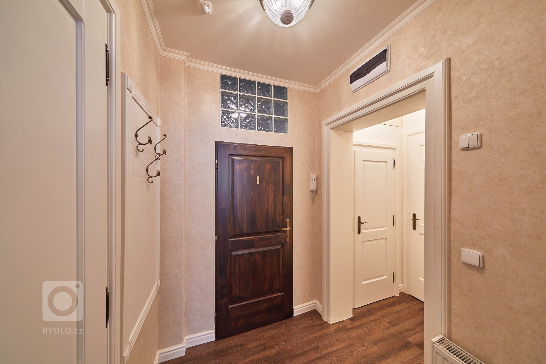 Koupě většího zděného bytu před rekonstrukcí s&nbsp;dominantními, téměř 100 let starými kachlovými kamny byla pro mé klienty jak velkou výzvou, tak zároveň i…