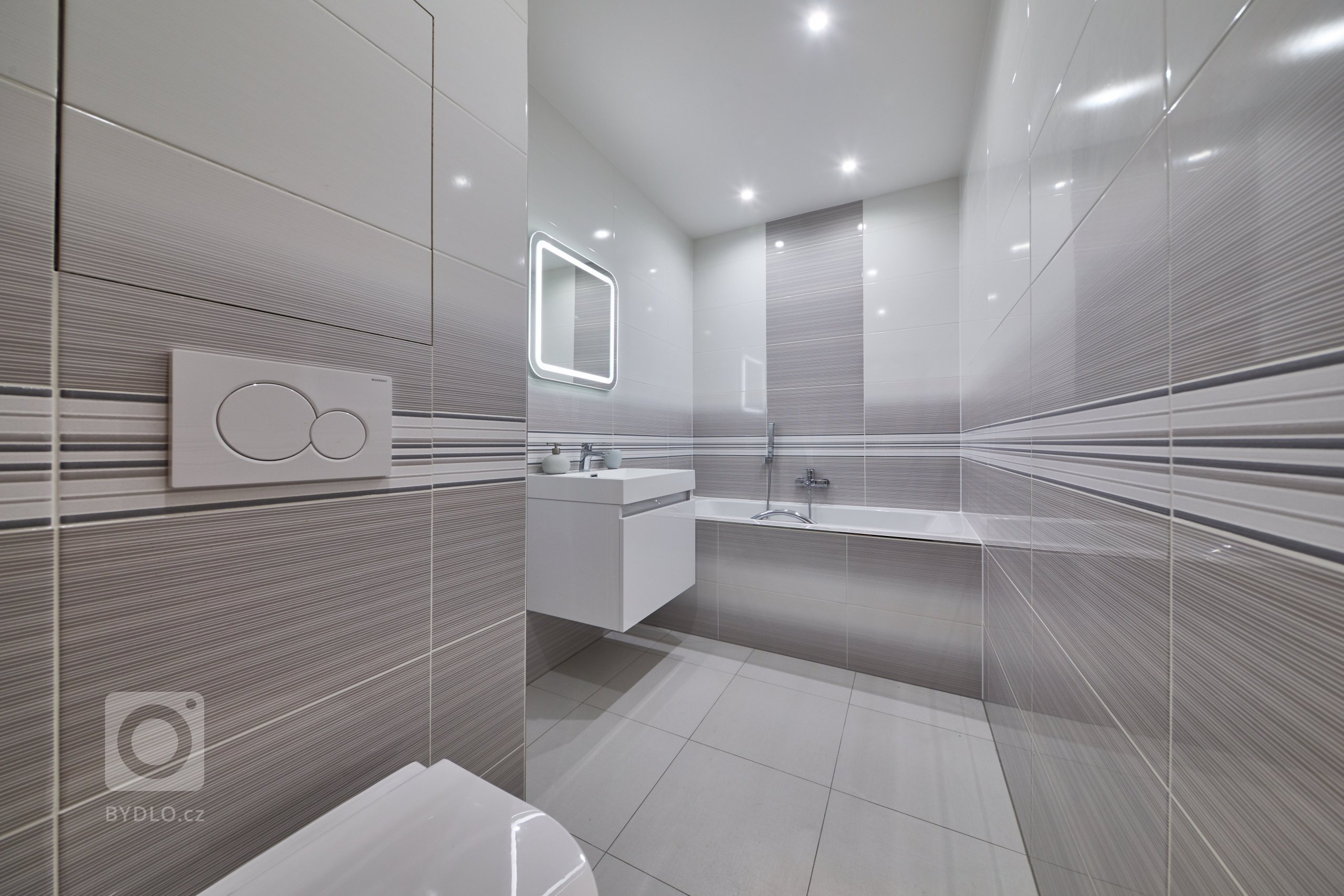 Klient Honza už dlouho plánoval rekonstrukci bytového jádra. Nebyl si jistý dispozicí koupelny a výběrem materiálů a barev, proto&nbsp;oslovil designérku Dášu…