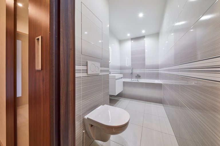 Klient Honza už dlouho plánoval rekonstrukci bytového jádra. Nebyl si jistý dispozicí koupelny a výběrem materiálů a barev, proto&nbsp;oslovil designérku Dášu…