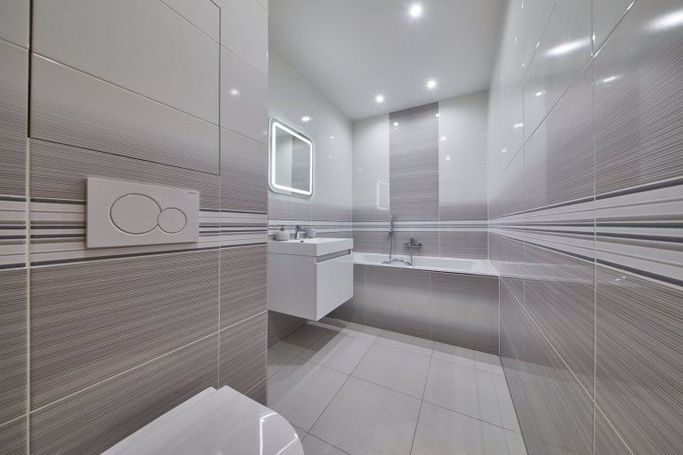 Klient Honza už dlouho plánoval rekonstrukci bytového jádra. Nebyl si jistý dispozicí koupelny a výběrem materiálů a barev, proto&nbsp;oslovil designérku Dášu…