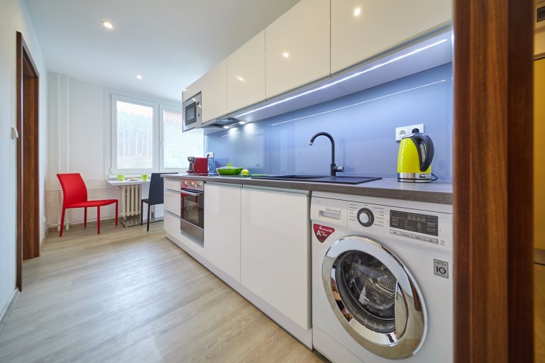 Klient Honza už dlouho plánoval rekonstrukci bytového jádra. Nebyl si jistý dispozicí koupelny a výběrem materiálů a barev, proto&nbsp;oslovil designérku Dášu…