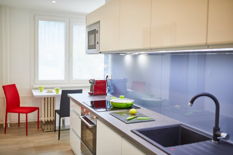 Klient Honza už dlouho plánoval rekonstrukci bytového jádra. Nebyl si jistý dispozicí koupelny a výběrem materiálů a barev, proto&nbsp;oslovil designérku Dášu…