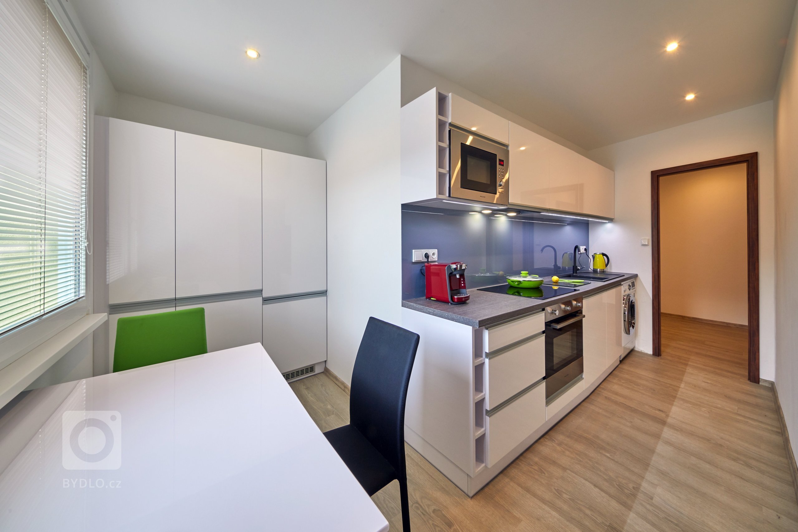 Klient Honza už dlouho plánoval rekonstrukci bytového jádra. Nebyl si jistý dispozicí koupelny a výběrem materiálů a barev, proto&nbsp;oslovil designérku Dášu…