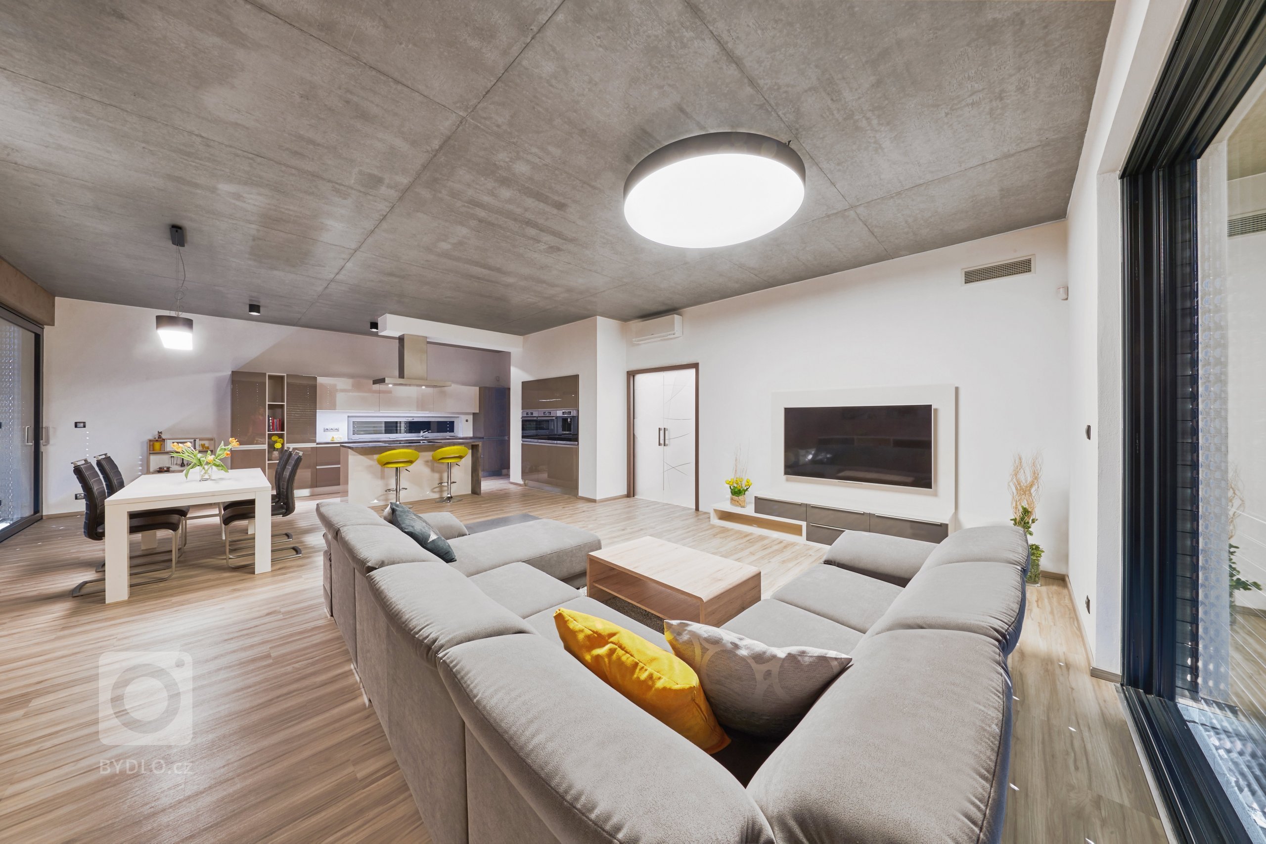 Mladá rodina se dvěma dětmi se rozhodla přestěhovat z&nbsp;malého bytu v&nbsp;centru města do prostorného moderního domu ve venkovském prostředí. Nadčasový dům…