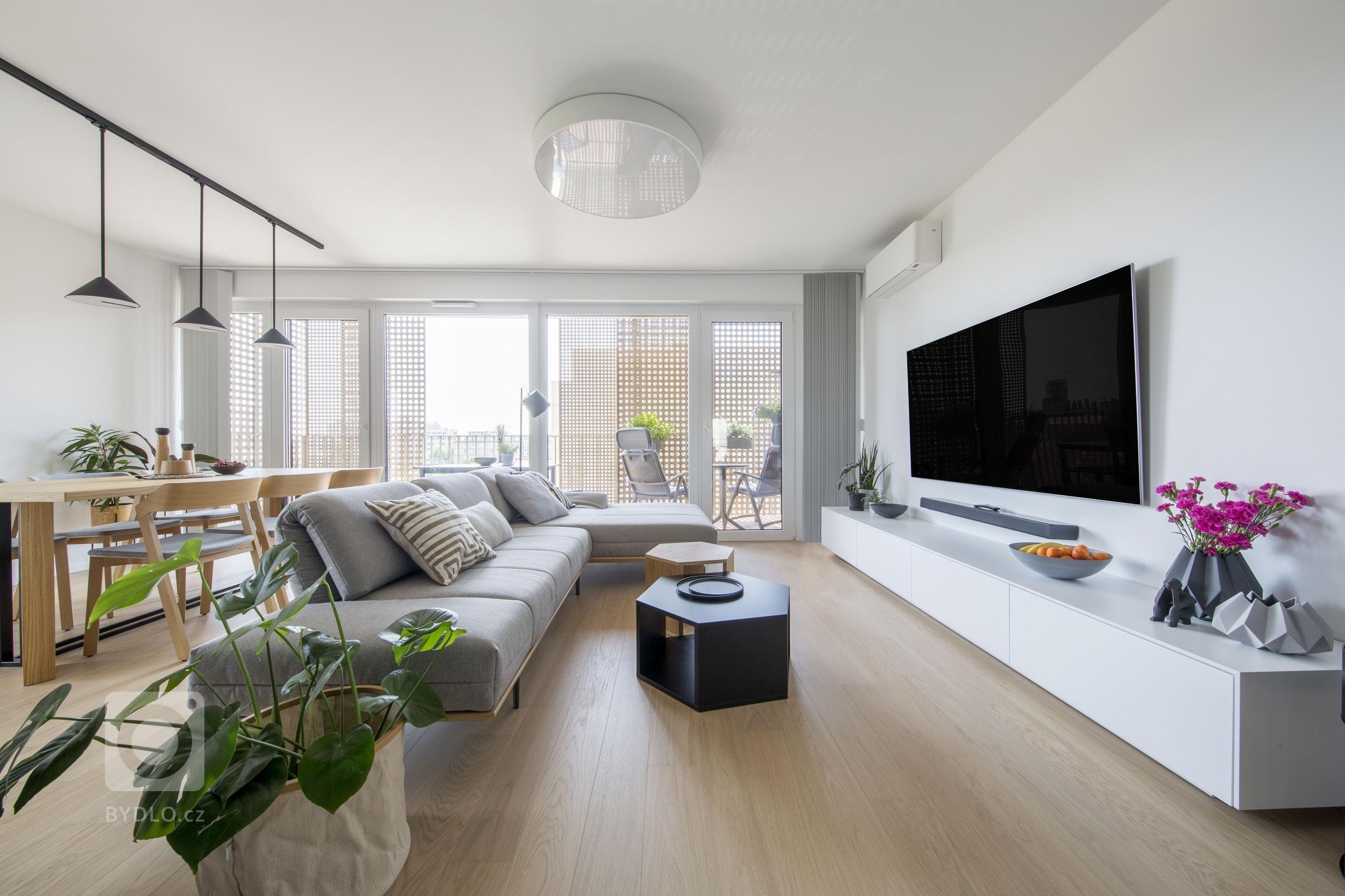 Návrh interiéru bytu pro mladou čtyřčlennou rodinu jsme začali řešit ještě před výstavbou, proto jsme měli možnost zasáhnout i do dispozice a upravit ji přesně…